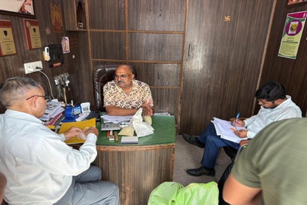 नोएडा में उर्वरक टास्क फोर्स की छापेमारी, 28 विक्रेताओं में 4 को नोटिस!