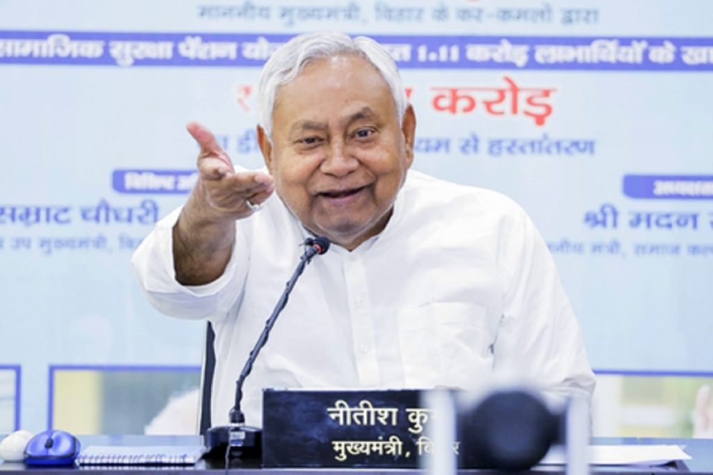 महिला आरक्षण से फ्री बिजली तक, नीतीश ने 17 दिन में लिए 10 फैसले!