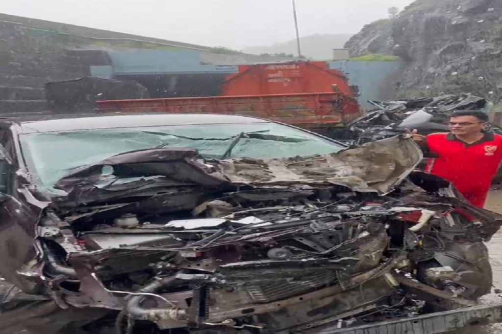 मुंबई-पुणे एक्सप्रेसवे पर दिल दहला देने वाला हादसा, एक की मौत, 17 घायल!