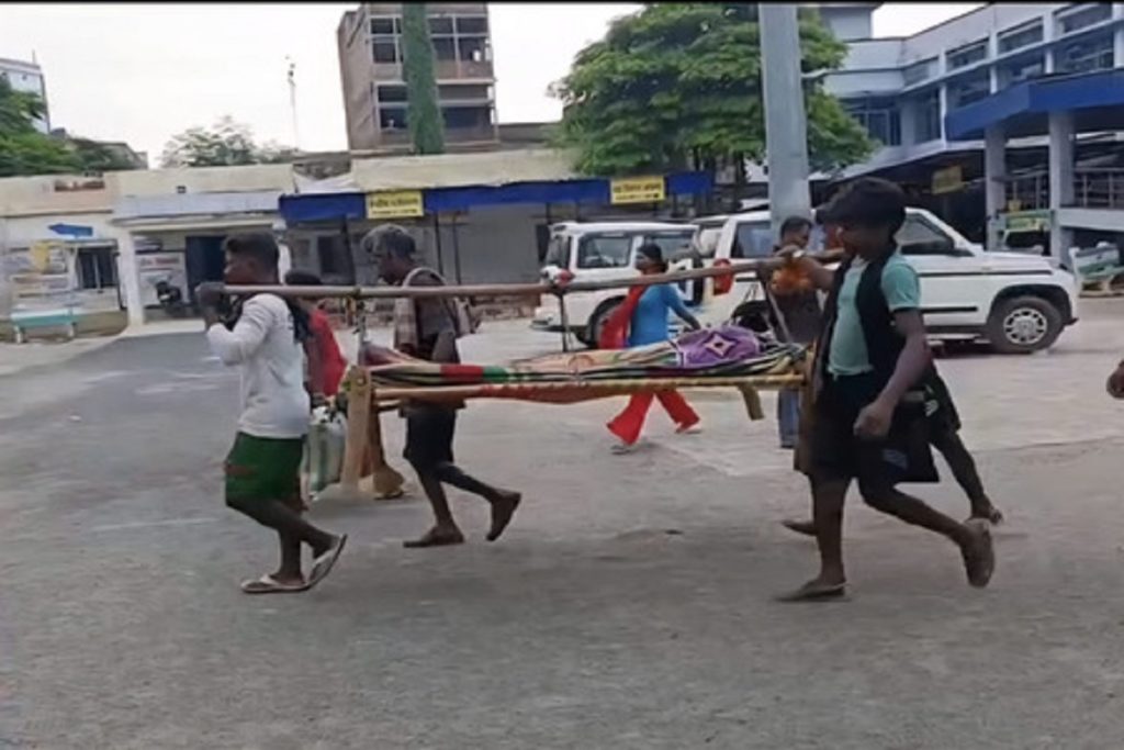 झारखंड: खाट पर 10 किमी ढोई गई युवती, इलाज में मौत, एंबुलेंस भी नहीं!