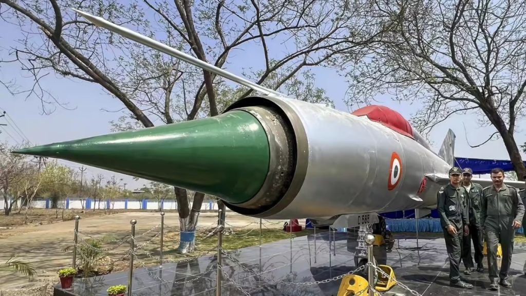 भारतीय वायुसेना के ‘फ़्लाइंग कॉफिन’ की होगी विदाई: जाने 62 सालों का गौरवशाली इतिहास !