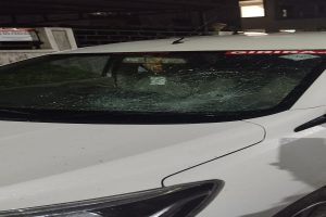 Maharashtra-Late-night-violence-in-Pune-25-vehicles-vandalized-two-attacked!