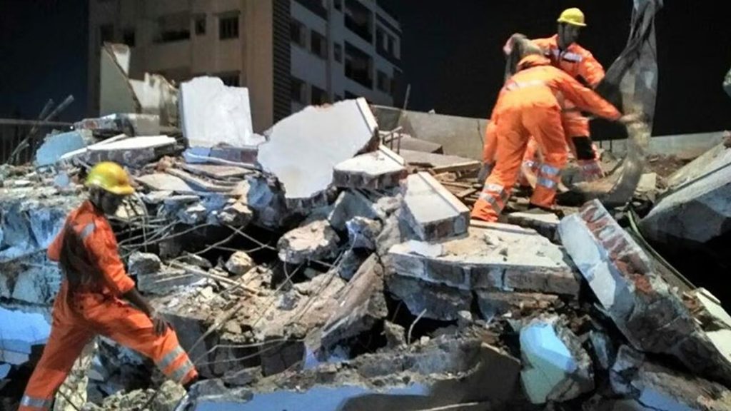 मुंबई: बांद्रा में तीन मंज़िला चॉल ढही,  मलबे में 10 लोगों के दबे होने की आशंका!