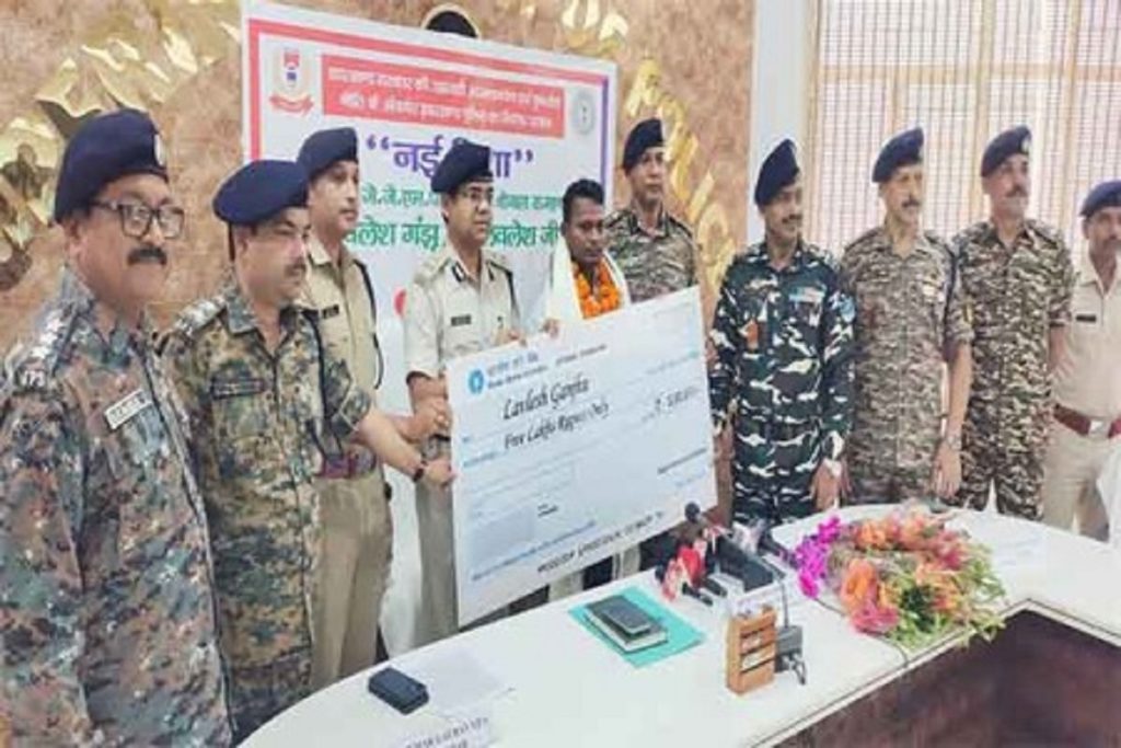 लातेहार में पांच लाख के इनामी नक्सली लवलेश गंझू ने किया सरेंडर!