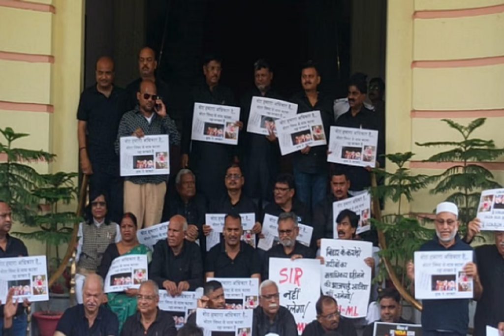 बिहार विधानसभा: ’SIR’ मुद्दे पर तीसरे दिन भी हंगामा, पक्ष-विपक्ष आमने-सामने!