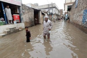People-in-Pakistan-are-troubled-by-garbage-amid-monsoon-alert-drains-are-clogged!