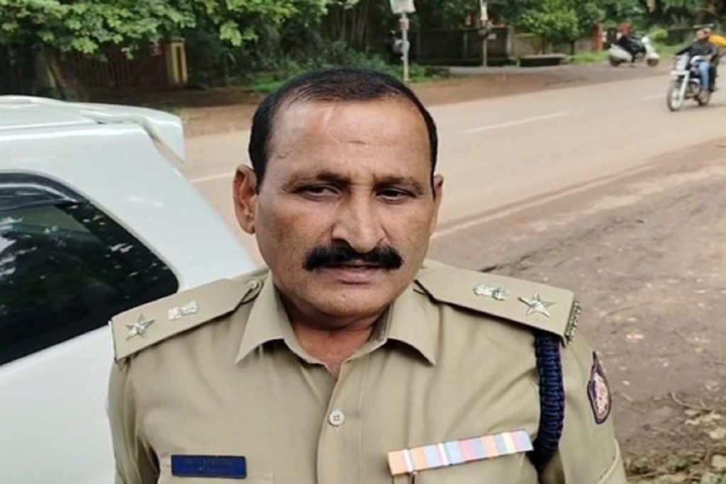 कर्नाटक में  सीएम से अपमानित पुलिस अधिकारी ने मांगी स्वैच्छिक सेवानिवृत्ति!