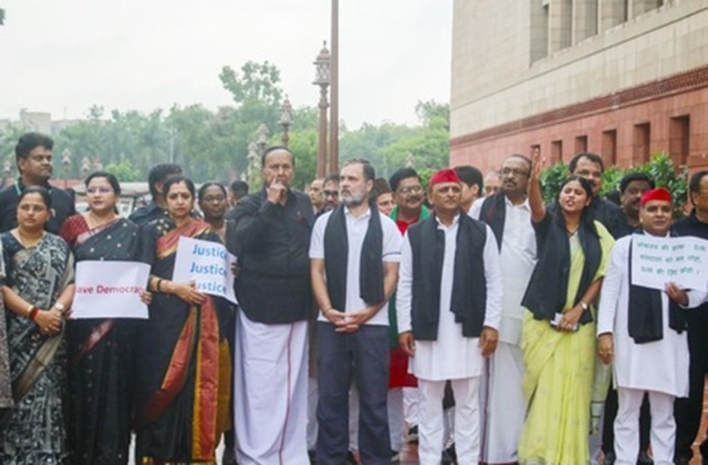 मानसून सत्र में SIR पर विपक्ष का हंगामा, वापस लेने की मांग !