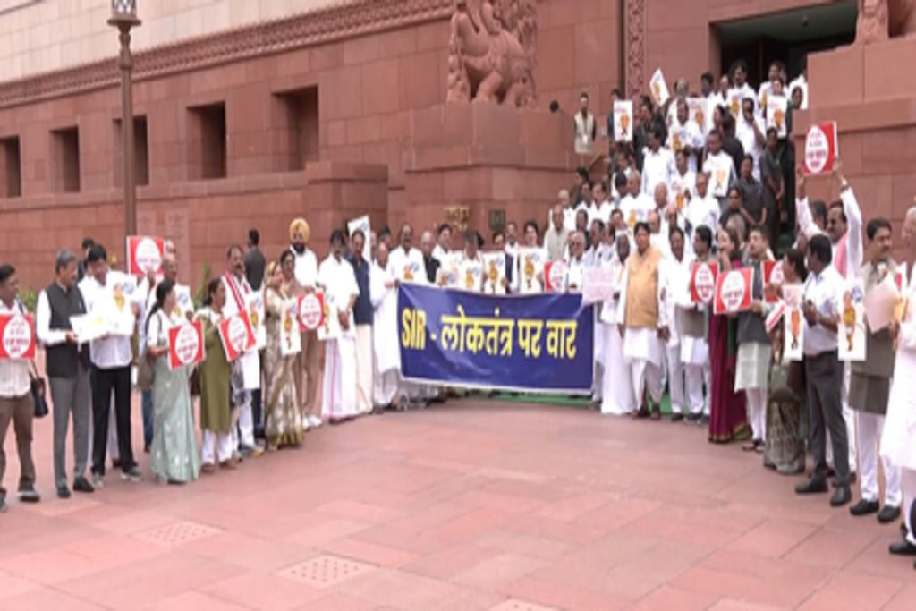 एसआईआर विवाद : विपक्ष का संसद के बाहर विरोध, भाजपा का तीखा पलटवार!