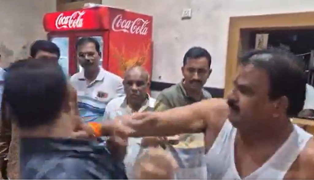 विधायक संजय गायकवाड़ ने खराब दाल पर कैंटीन संचालक को पीटा, वीडियो वायरल!