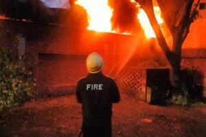 Telangana-Fire-breaks-out-at-Aijaz-Residency-in-Mogalpura-5-people-rescued!