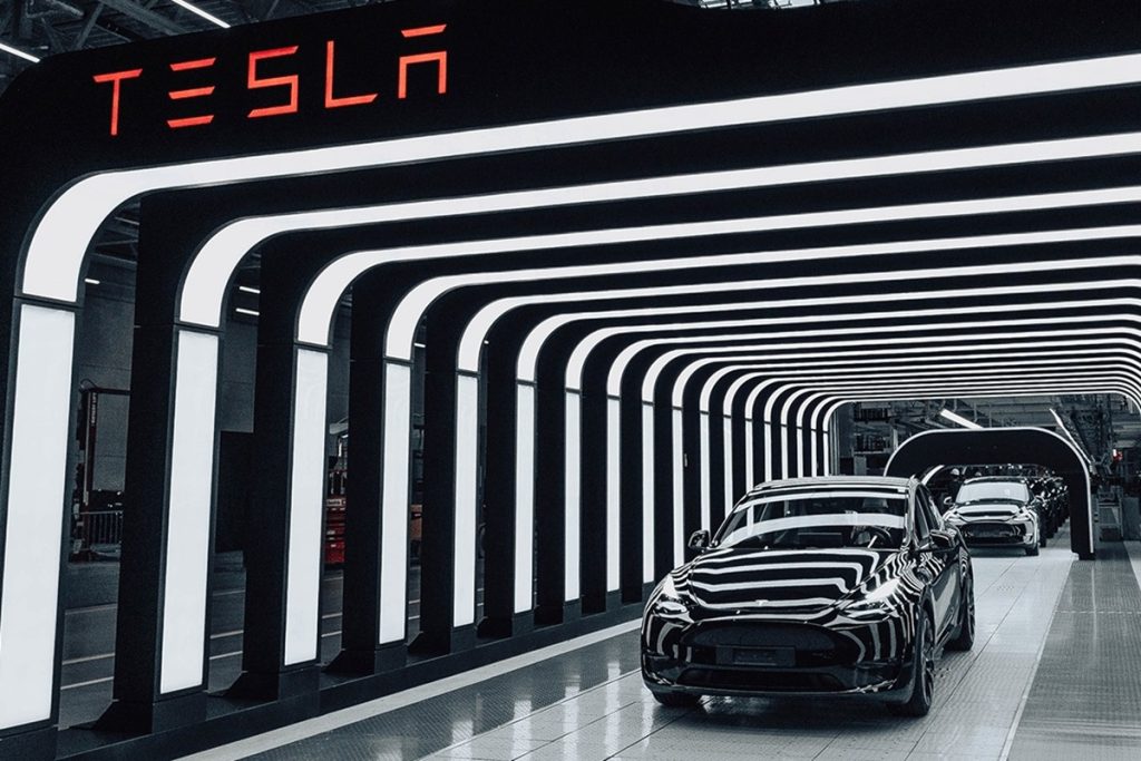 मुंबई में टेस्ला का पहला शोरूम खुला, मगर कारें इतनी महंगी !