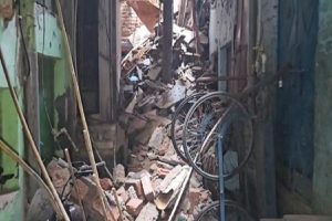 Two-killed-in-Delhi-building-accident-Kapil-Mishra-attacks-former-government!