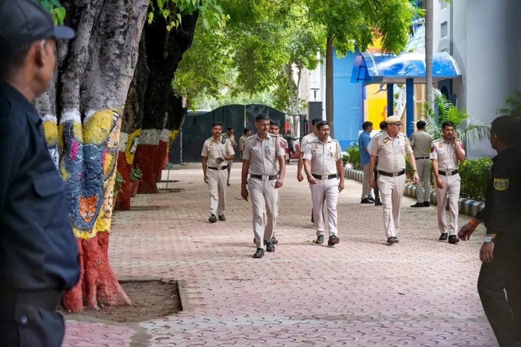 दिल्ली: 20 से अधिक स्कूलों को बम की धमकी, जांच जारी!