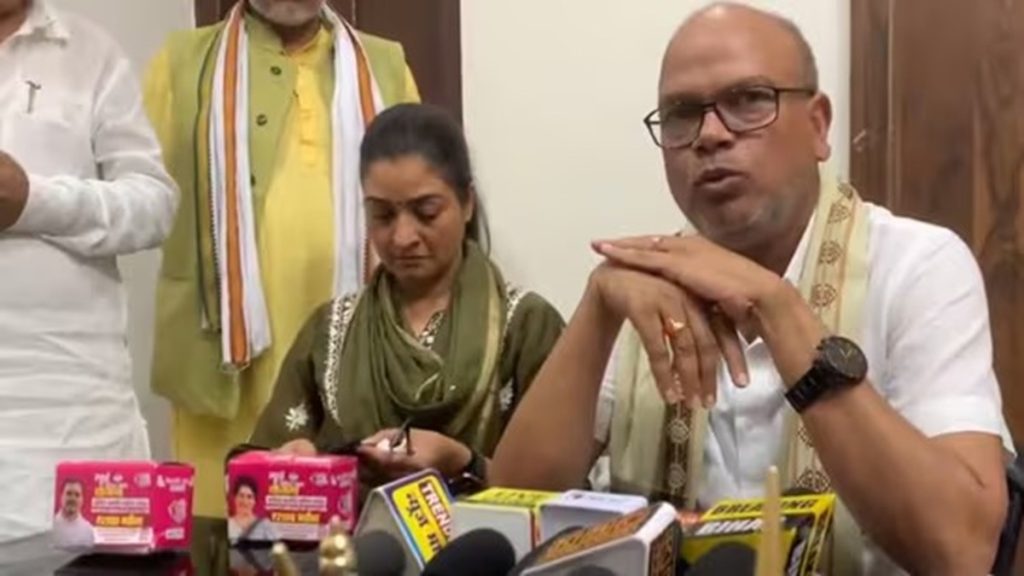 राहुल गांधी की फोटो वाले सैनेटरी पैड बांटने पर कांग्रेस घिरी विवादों में!