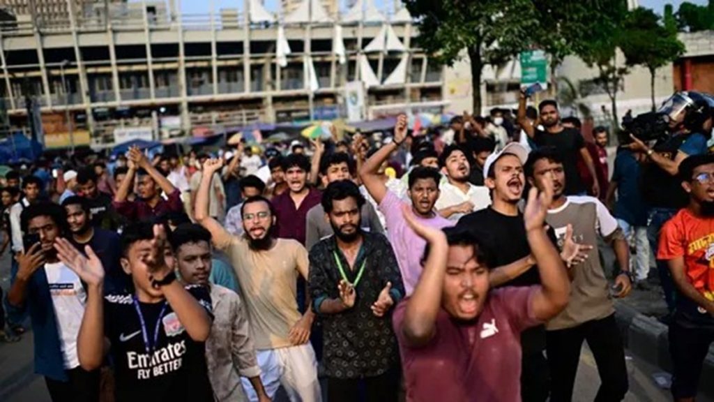 ढाका: जेट क्रैश के बाद भड़के विरोध प्रदर्शन, बांग्लादेश एयर चीफ की भावुक अपील