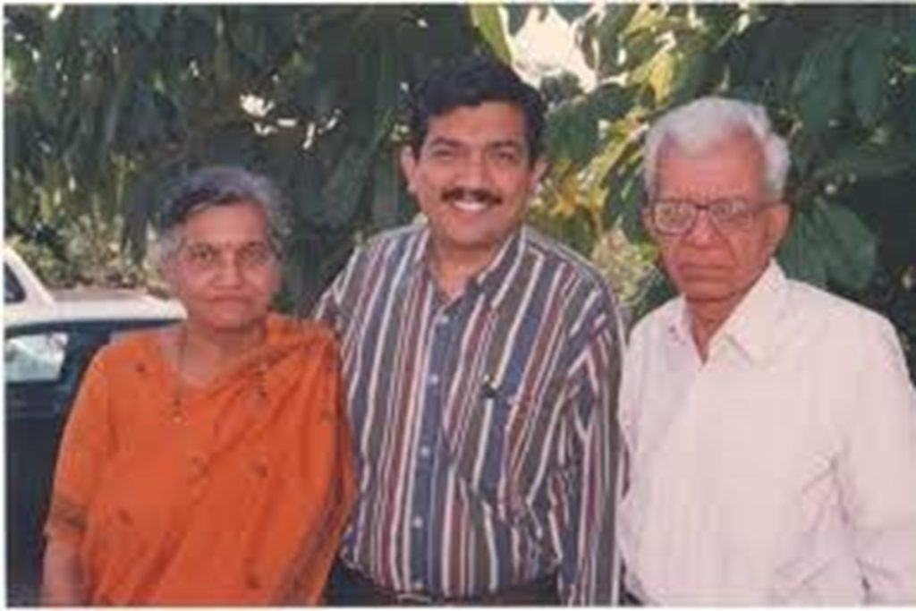 नेशनल पेरेंट्स डे पर भावुक हुए शेफ संजीव कपूर, कहा- “आपका प्यार मेरी सबसे बड़ी ताकत”
