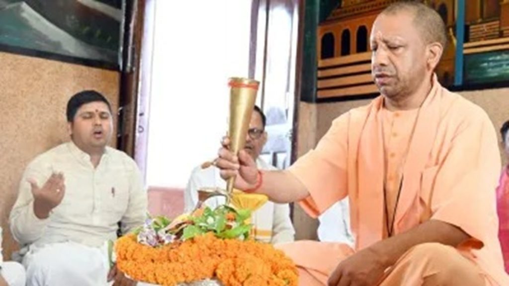सावन का पहला दिन: सीएम योगी ने किया रुद्राभिषेक, प्रदेशवासियों के कल्याण की कामना
