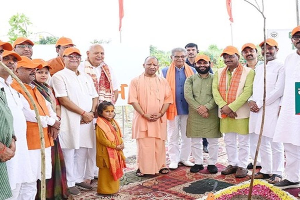 यूपी में पर्यावरण क्रांति: 8 वर्षों में 204 करोड़ पौधारोपण, 5 लाख एकड़ में बढ़ा वन क्षेत्र!