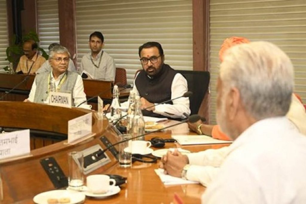आयुष उद्योग 200 अरब डॉलर के लक्ष्य की ओर तेजी से अग्रसर: केंद्रीय मंत्री!