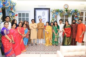 After-20-years-Uddhav-Thackeray-reached-Raj-Thackerays-house-and-paid-his-respects!