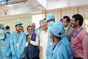 Ashwini-Vaishnav-opens-tempered-glass-unit-in-Noida!