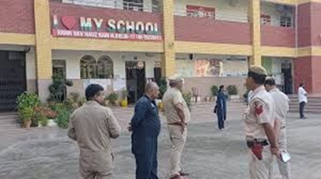 दिल्ली: 50 से ज्यादा स्कूलों को बम की धमकी, ई-मेल से फैली दहशत