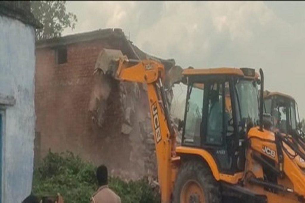 उत्तर प्रदेश कुशीनगर में हाईकोर्ट आदेश पर बुलडोजर, कई लोग बेघर!