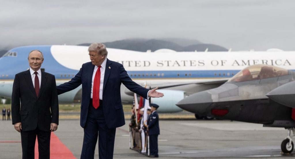 अलास्का शिखर सम्मेलन से पहले अमेरिका और रूस ने दिखाई अपनी ताक़त !