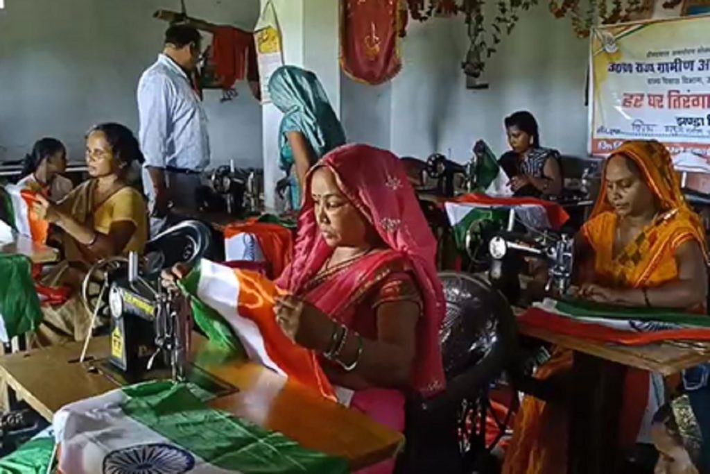 यूपी: ‘हर घर तिरंगा’ अभियान, जौनपुर की महिलाएं कर रहीं ध्वज का निर्माण!