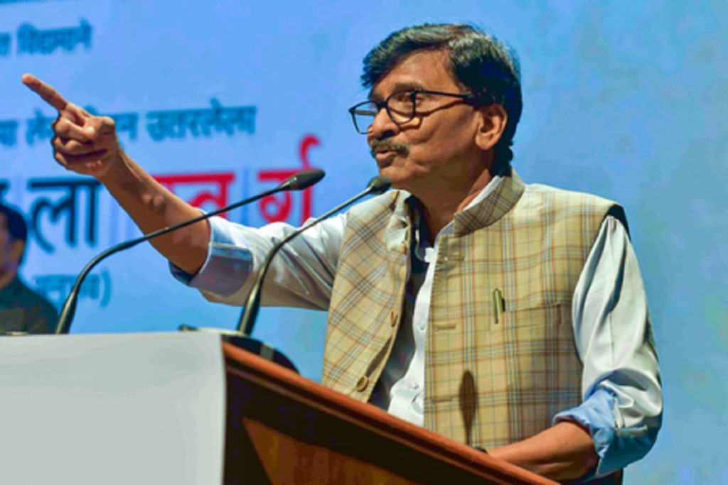 फडनवीस जाति विशेष के नेता बन महाराष्ट्र बांटने की कोशिश कर रहे: राउत!