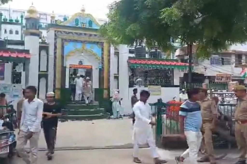 फतेहपुर​: श्री कृष्ण जन्माष्टमी ​पर​ विवादित मकबरे ​की​ सुरक्षा कड़ी कर दी​!