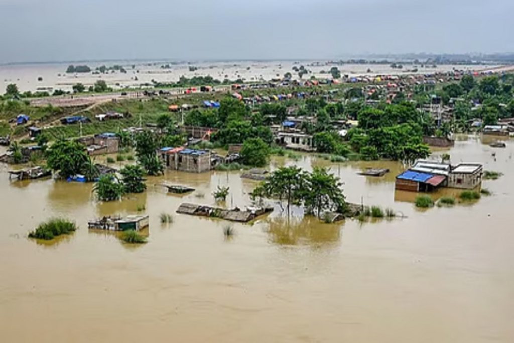 उत्तर प्रदेश में बाढ़ का कहर: कई ज़िले जलमग्न, राहत और बचाव कार्य जारी!
