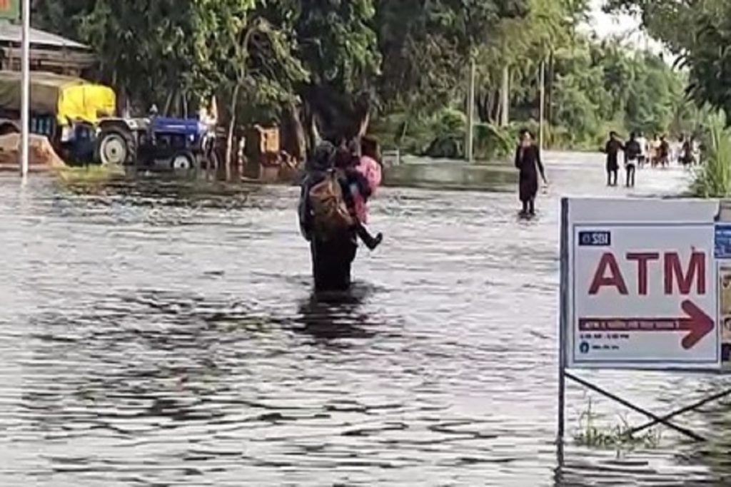 फर्रुखाबाद में गंगा उफानी, जलस्तर खतरे से ऊपर, सौ गांव डूबे​!