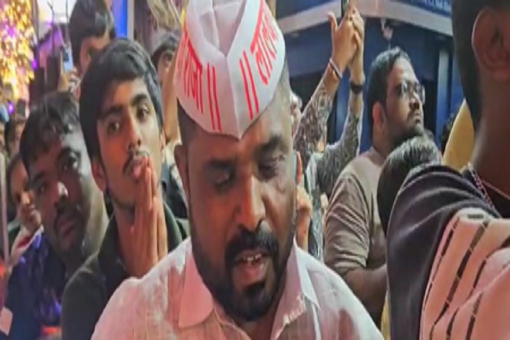 ‘गणपति की कृपा ही सब कुछ’, लालबागचा राजा के दर्शन के बाद भावुक हुए श्रद्धालु!