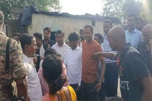 Houses-collapsed-due-to-landslide-in-Jogta-area-of-Dhanbad-earth-cracked-at-many-places!