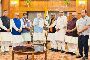 In-Jharkhand-BJP-delegation-demanded-CBI-investigation-from-the-Governor!