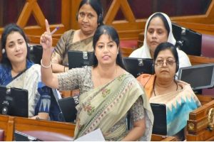 India-Gaumutra-Par-Charcha-but-SP-MLA-Pallavi-Patel-spoke-harshly!