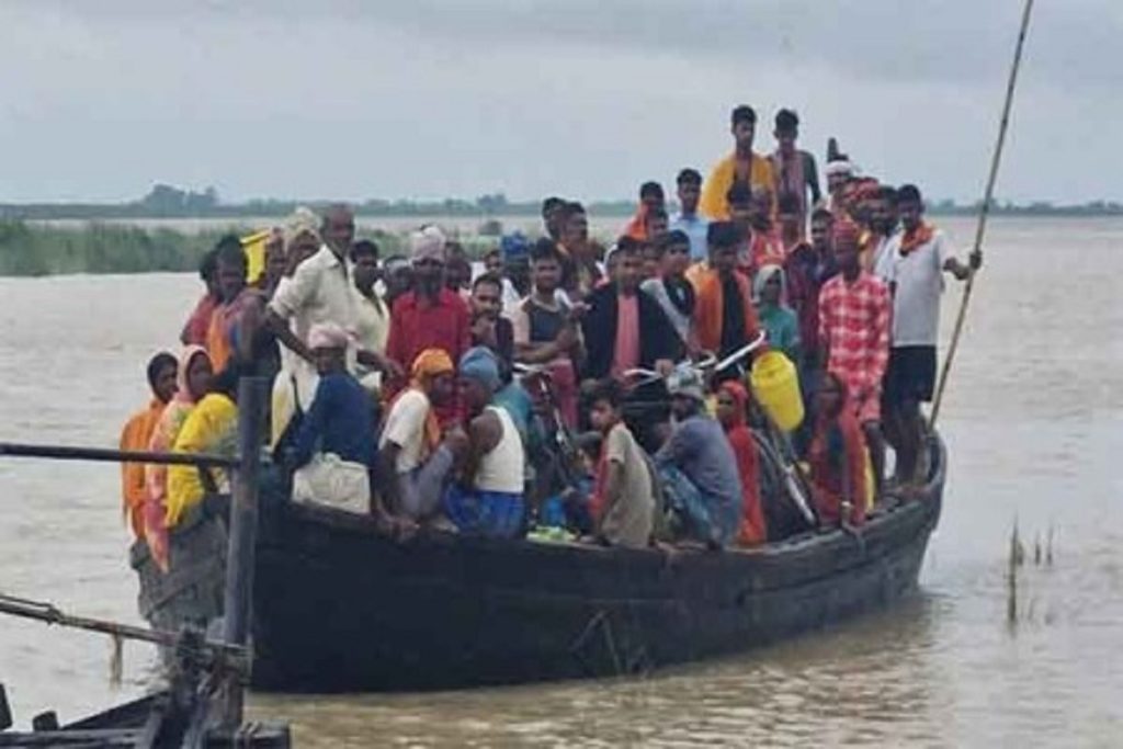 झारखंड: गंगा में 31 सवारों से भरी नाव पलटी, तीन लापता!