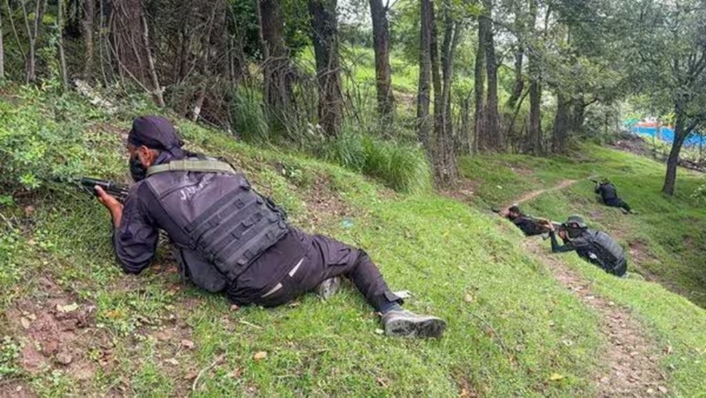 कुलगाम में नौ दिन से जारी मुठभेड़ में सेना के दो जवान शहीद!