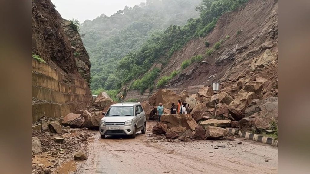 जम्मू में मूसलाधार बारिश: नदियां खतरे के निशान पर, भूस्खलन से हाईवे बंद!