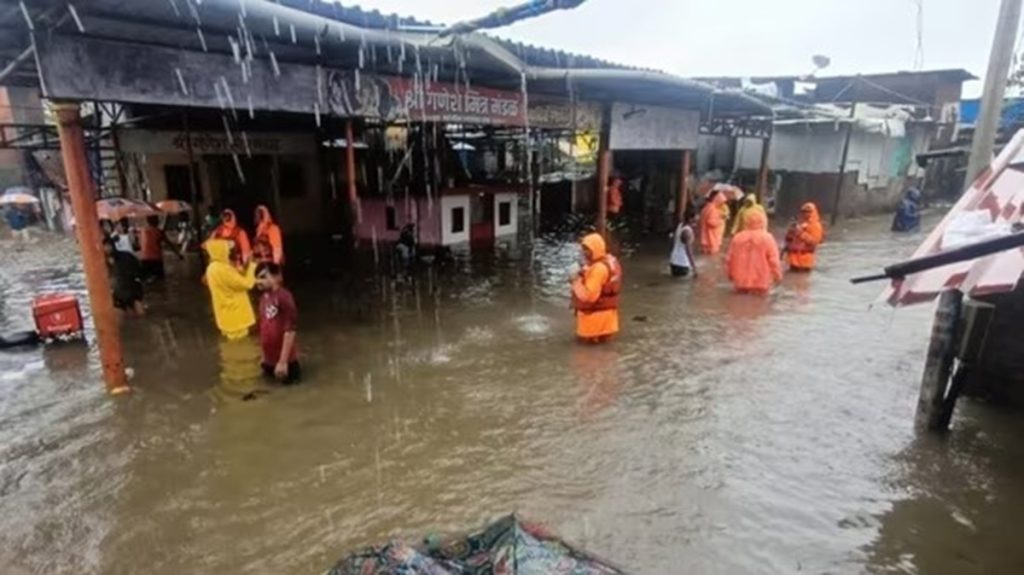 मीठी नदी खतरे के निशान से ऊपर आते ही 400 परिवार सुरक्षित निकाले गए!