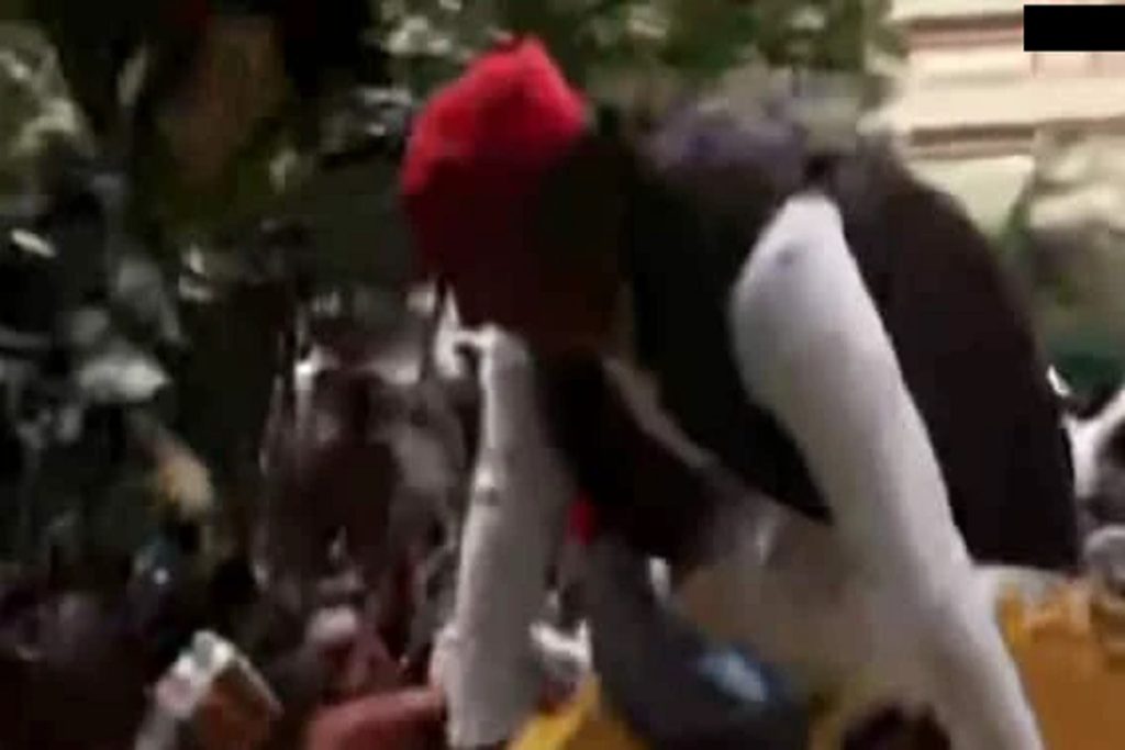 मानसून सत्र:​ बैरिकेड फांदकर कूदे अखिलेश, SIR और वोट चोरी पर हल्ला!