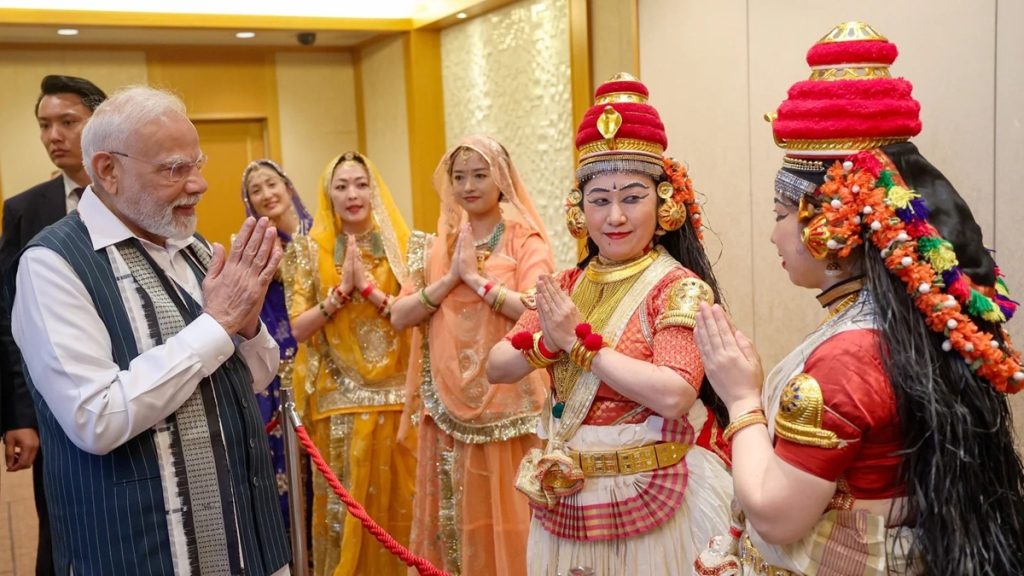 जापान में पीएम मोदी का अनोखा स्वागत: जापानी महिला ने सुनाया राजस्थानी भजन!