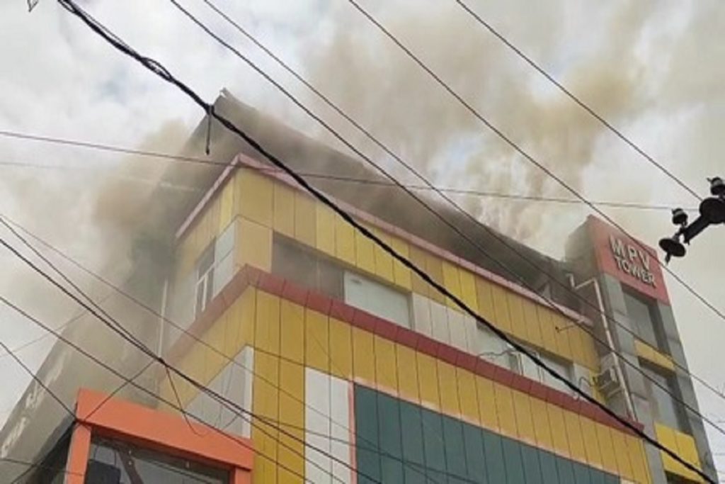 नोएडा: फर्नीचर गोदाम में भीषण आग, छह फायर टेंडर मौके पर मौजूद!