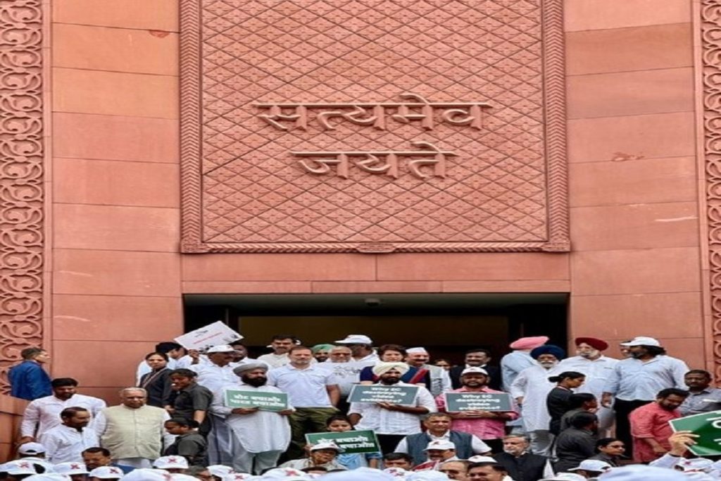 विपक्षी सांसद हिरासत में, राहुल बोले- संविधान बचाने की लड़ाई!