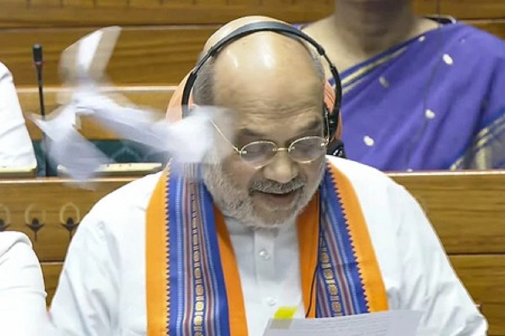 लोकसभा में विपक्षी हंगामा, अमित शाह के सामने फाड़ा बिल!