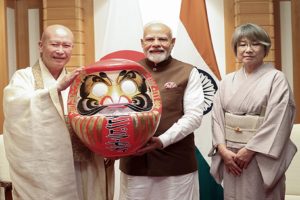 PM-Modi-received-a-special-Daruma-doll-at-Daruma-ji-temple!