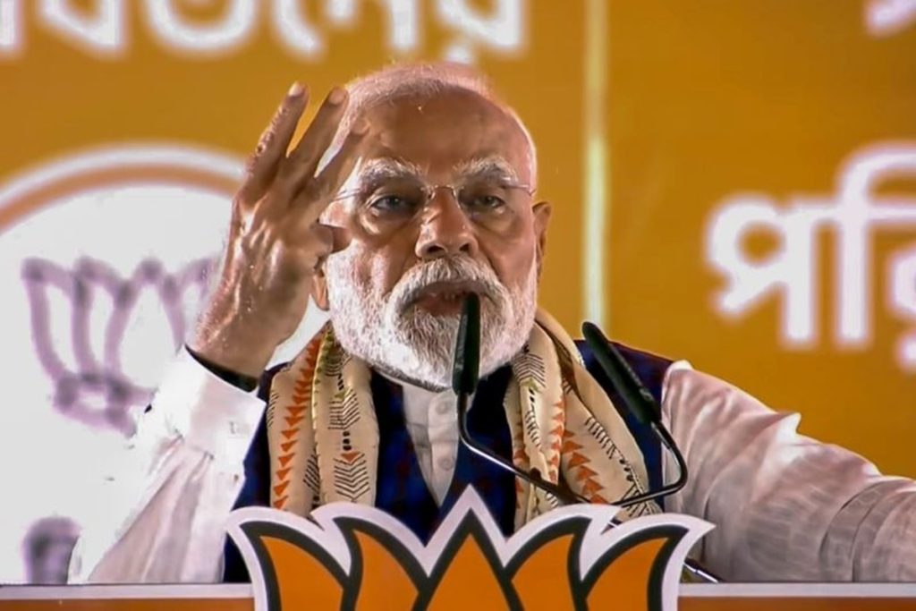 “बंगाल के लिए भेजा पैसा लूटा जाता है।”