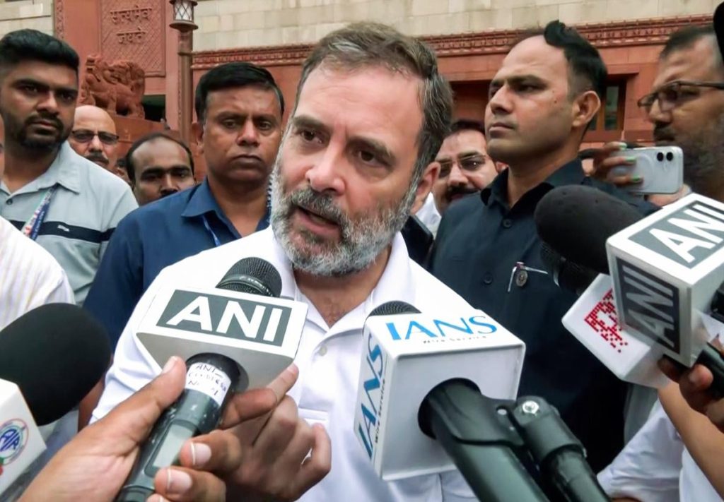 “हमारे पास एटम बम है, फटेगा तो चुनाव आयोग कहीं नहीं दिखेगा।”